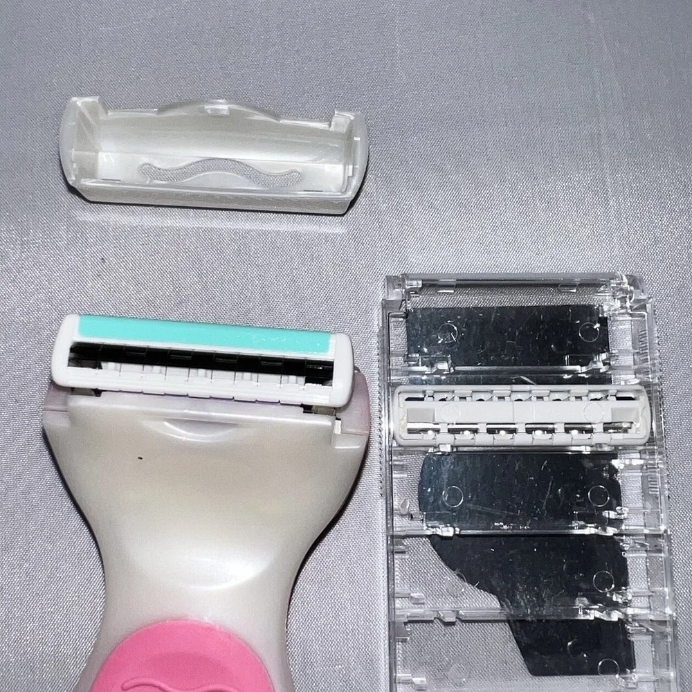 Schick Silk Effects Plus 1 Razor 2 Blades  & Shower Hanger New Old Stock Shaving